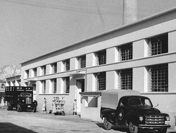 Το εργοστάσιο που έφτιαξε τον ντοματοπελτέ στην Ελλάδα – Η ελληνική εταιρεία που κατάφερε να μαζέψει τις ντομάτες πριν σαπίσουν και μετράει 100 χρόνια ζωής